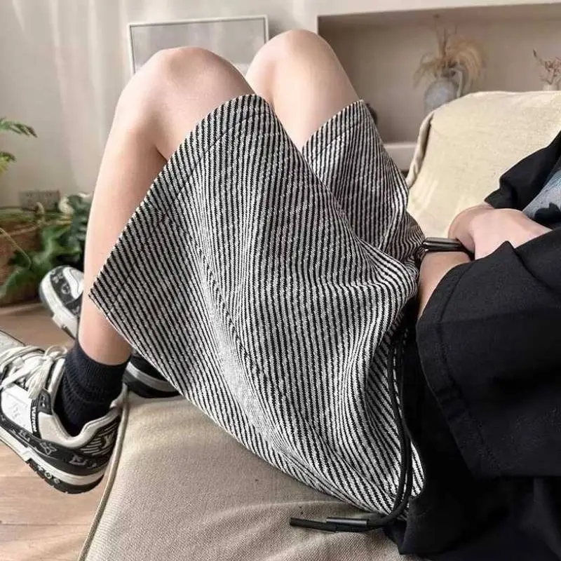 Simple Retro Large Size Striped Shorts-2